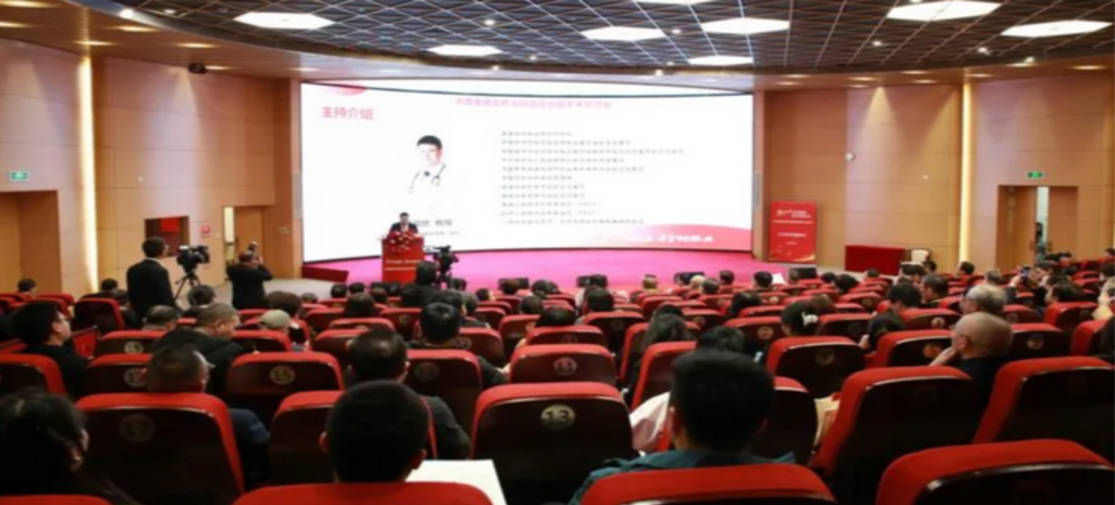 2025年3月21日，“‘松論健康，齡鑄經(jīng)典’-中西醫(yī)結(jié)合防治高血壓全國學術(shù)交流會”在成都舉辦。